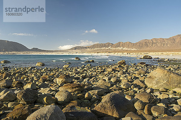 Pazifischer Ozean und Strand mit Wüste und Bergen im Hintergrund; Atacama  Chile