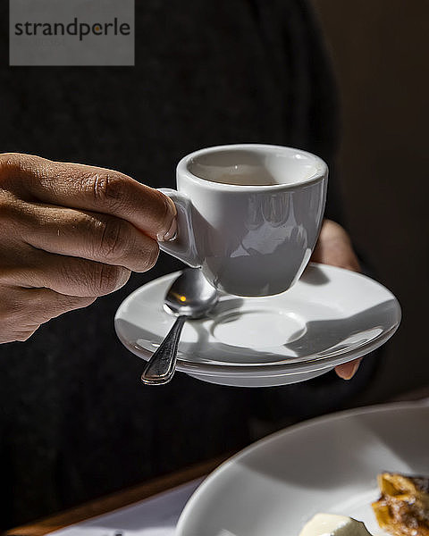 Espresso-Kaffee wird vor einem dunklen Hintergrund gehalten; Melbourne  Victoria  Australien