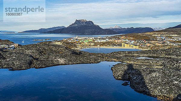 Ein Blick auf die zerklüftete Küstenlinie von Sermersooq und Häuser in Nuuk; Nuuk  Sermersooq  Grönland