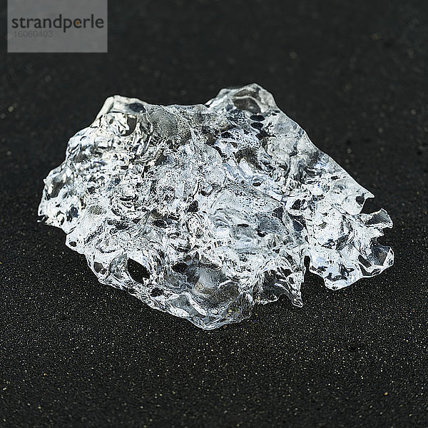 Der Diamantstrand ist ein schwarzer vulkanischer Sandstrand  an dem Eisberge aus der Gletscherlagune an Land treiben; Hornafjordur  östliche Region  Island