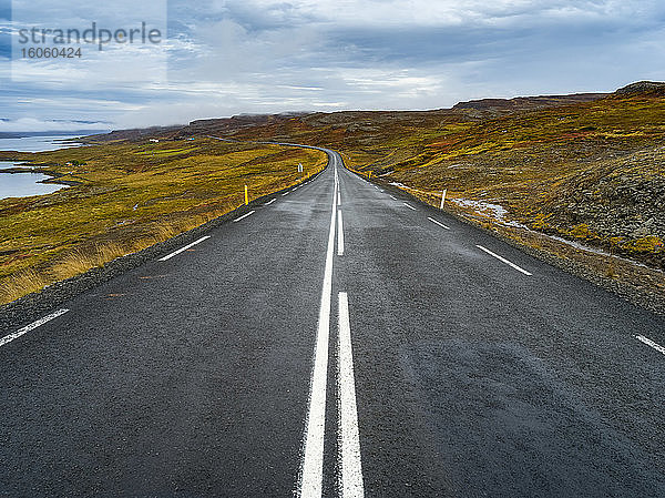 Gepflasterte Straße entlang der Küstenlinie von Nordwest-Island; Hunaping vestra  Nordwestliche Region  Island