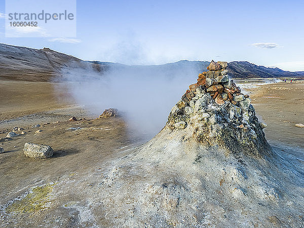 Geothermischer Ort  der für seine blubbernden Schlammtümpel und dampfenden Fumarolen bekannt ist  die Schwefelgas ausstoßen; Skutustadahreppur  nordöstliche Region  Island