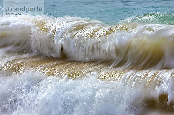 Bewegungsunschärfe von rollenden Wellen  die goldenen Sand an das Ufer tragen; Kihei  Maui  Hawaii  Vereinigte Staaten von Amerika