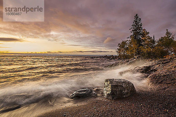 Sonnenuntergang im Tettegouche State Park; Minnesota  Vereinigte Staaten von Amerika