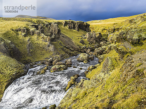 Skogafoss ist einer der größten und schönsten Wasserfälle Islands mit einer erstaunlichen Breite von 25 Metern und einer Fallhöhe von 60 Metern; Rangarping eystra  Südliche Region  Island