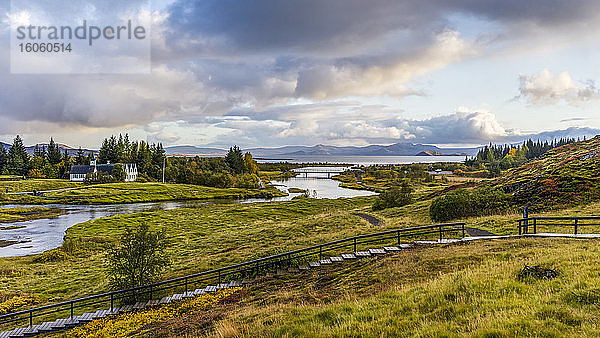 Thingvellir ist eine historische Stätte und ein Nationalpark. Er ist bekannt für das Althing  den Sitz des isländischen Parlaments aus dem 10. bis 18. Jahrhundert. Auf dem Gelände befinden sich die Thingvellir-Kirche und die Ruinen alter steinerner Unterkünfte. Der Park liegt in einem Grabenbruch  der durch die Trennung von 2 tektonischen Platten entstanden ist  mit felsigen Klippen und Spalten wie die riesige Almannagja-Verwerfung  Thingvellir-Nationalpark; Blaskogabygoo  Südliche Region  Island
