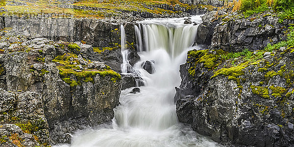 Wasserfall und rauschender Fluss in einer zerklüfteten Landschaft im Osten Islands; Djupivogur  östliche Region  Island