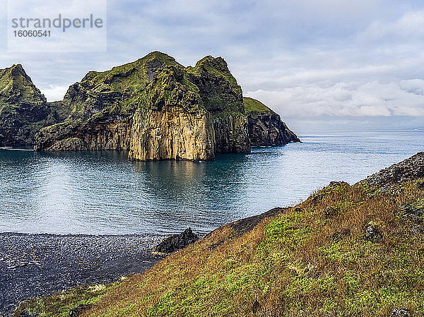 Schroffe Felsen und Klippen entlang der Küstenlinie der Insel Heimaey  Teil eines Archipels entlang der Südküste Islands; Vestmannaeyjar  Südliche Region  Island