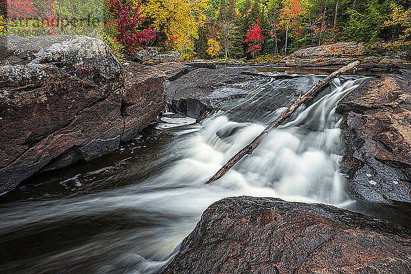 Wasser aus dem York River  das im Herbst über Wasserfälle im Algonquin-Provinzpark fließt; Ontario  Kanada