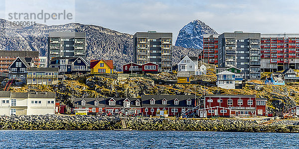 Bunte Häuser entlang der felsigen Küste von Nuuk; Nuuk  Sermersooq  Grönland