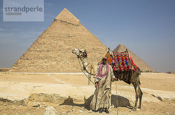 Einheimischer Mann mit Kamel  Chephren-Pyramide  Gizeh-Pyramiden-Komplex  UNESCO-Weltkulturerbe; Gizeh  Ägypten