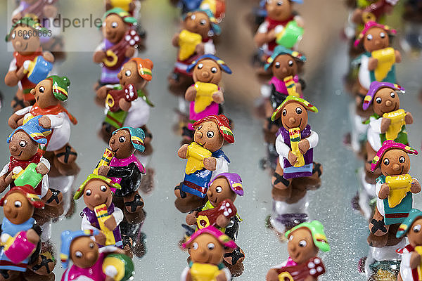 Tilinchos  Miniatur-Keramikfiguren zum Verkauf bei Alasitas  einer jährlichen Messe  auf der Menschen Miniaturgeschenke kaufen und den Gott des Wohlstands preisen; Ekeko  La Paz  Bolivien