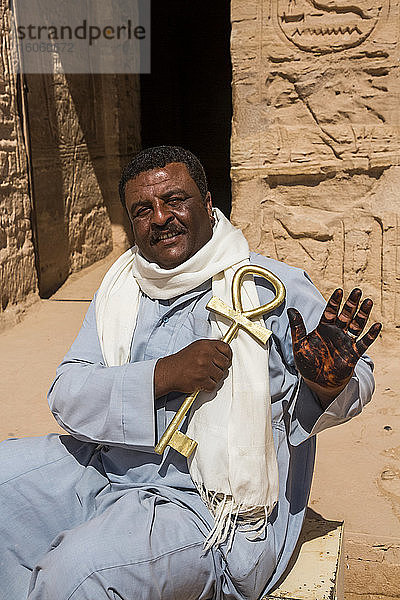 Einheimischer Mann mit Tinte auf der Hand  Tempel der Hathor und Nefetari  UNESCO-Weltkulturerbe; Abu Simbel  Ägypten