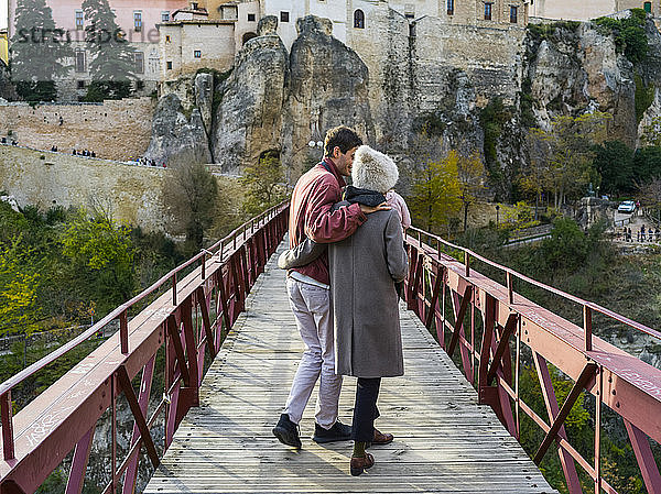Ein Paar geht in einer Umarmung auf der San-Pablo-Brücke; Cuenca  Kastilien-La Mancha  Spanien