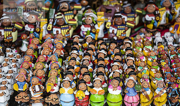 Tilinchos  Miniatur-Keramikfiguren zum Verkauf bei Alasitas  einer jährlichen Messe  auf der Menschen Miniaturgeschenke kaufen und den Gott des Wohlstands preisen; Ekeko  La Paz  Bolivien