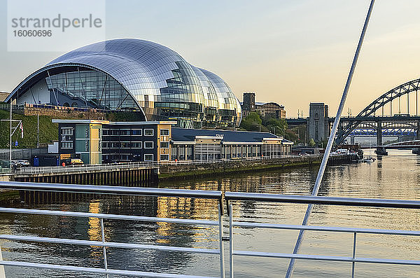 Blick auf das Musikzentrum Sage Gateshead von einer Brücke über den Fluss Tyne in der Abenddämmerung; Gateshead  Tyne and Wear  England
