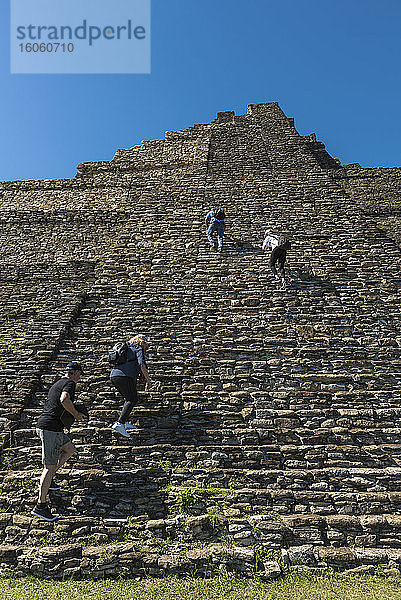 Touristen erklimmen die steilen Steintreppen von Tonina  der präkolumbianischen archäologischen Stätte und Ruinenstadt der Maya-Zivilisation; Chiapas  Mexiko