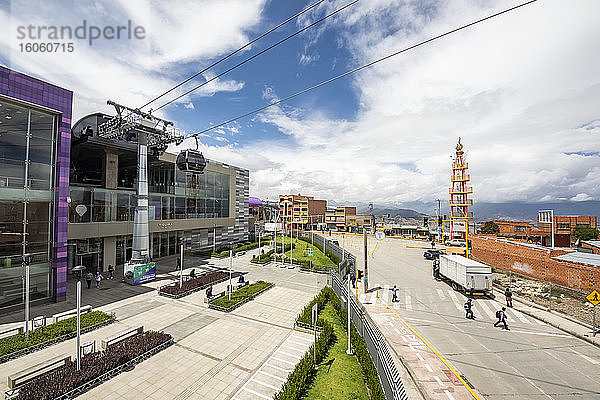 Tiquira  Fundacion Faro Murillo Stationskomplex der Luftseilbahnen Mi Teleferico; La Paz  La Paz  Bolivien