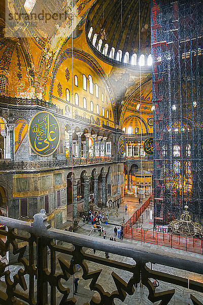 Touristen im Museum der Großen Moschee von Ayasofya (Hagia Sophia); Istanbul  Türkei