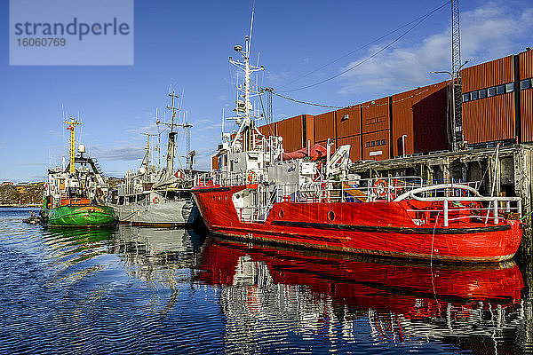 Große Boote im Hafen von Nuuk; Nuuk  Sermersooq  Grönland