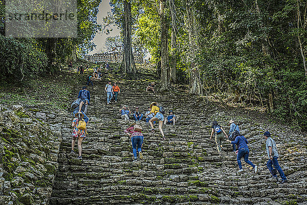 Touristen in Yaxchilan; Provinz Usumacinta  Chiapas  Mexiko