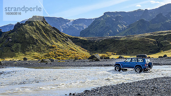 SUV-Fahren in fließendem Flachwasser in Südisland; Rangarthing eystra  Südliche Region  Island