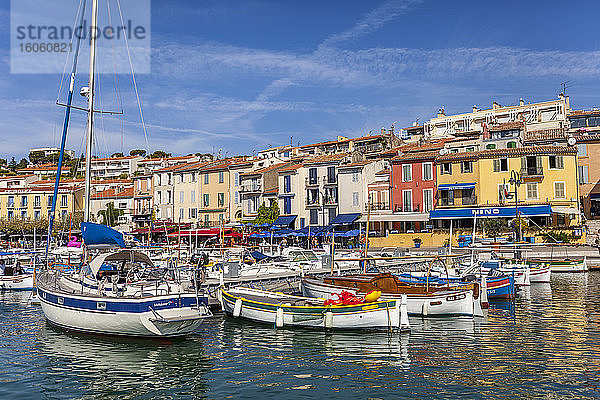 Bunte Fischerboote im Hafen von Cassis  Südfrankreich; Cassis  Bouches-du-Rhone  Frankreich