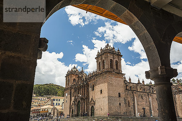 Die Kathedrale von Cusco durch einen Steinbogen gesehen; Cusco  Cusco  Peru