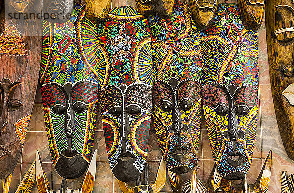 Farbenfrohe  handbemalte Masken zu sehen  Nagaa Suhayi Gharb  Nubisches Dorf; Nagaa Suhayi Gharb  Assuan  Ägypten