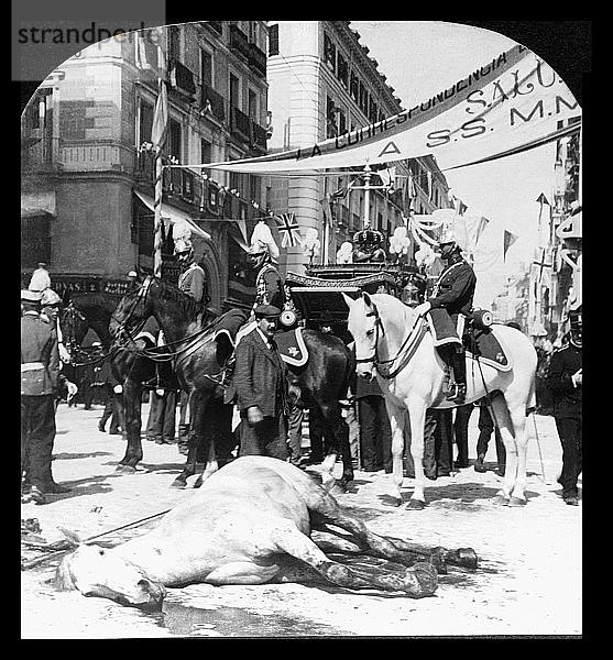 Mateo Morral Roca reiste 1906 nach Madrid  um den Angriff auf Alfonso XIII. vorzubereiten. Es handelte sich um eine selbstgebastelte Bombe  die in einem Blumenstrauß versteckt war  den er vom Balkon der Pension warf  in der er sich gegen den vorbeiziehenden Zug aufhielt. Der Blumenstrauß mit der Pumpe war auf den königlichen Wagen gerichtet  stolperte aber in seinem Fall mit der Straßenbahnlinie und wandte sich der Menge zu. Die Könige blieben unverletzt  aber fast dreißig Menschen starben.