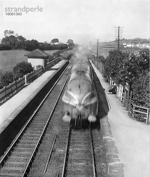 Staniers Pacific Stromlinienförmiger LMS-Motor . Aufgenommen von der Fußgängerbrücke am Bahnhof Bolton-le-Sands. Das Datum würde c1938 lauten.