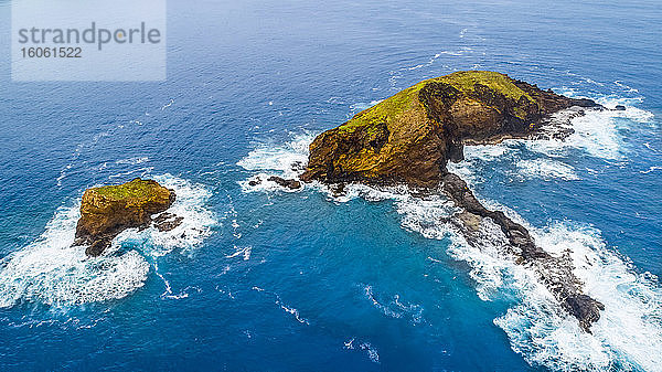 Luftaufnahme der Insel Mokuho'oniki und des Kanaha Rock nahe der Insel Molokai; Maui County  Hawaii  Vereinigte Staaten von Amerika