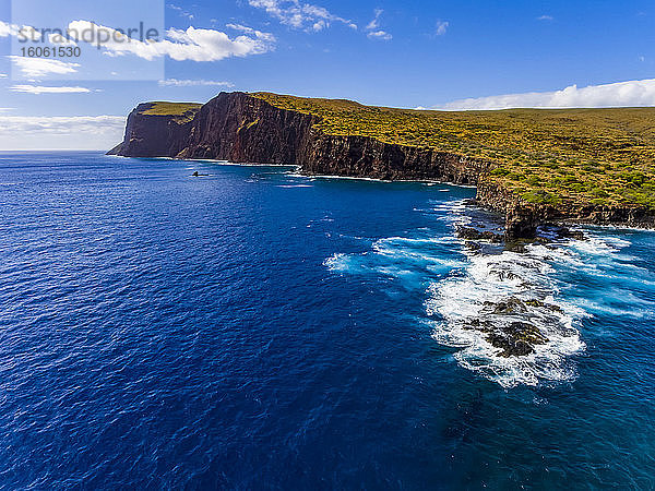 Eine Luftaufnahme von Palaoa Point und Sharkfin Rock vor der Insel Lanai; Lanai  Hawaii  Vereinigte Staaten von Amerika