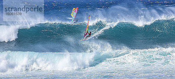 Zwei Windsurfer reiten auf den brechenden Wellen; Kihei  Maui  Hawaii  Vereinigte Staaten von Amerika