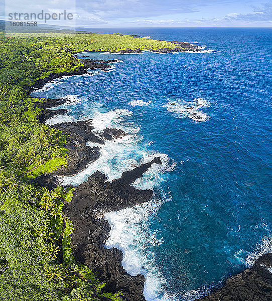 Eine Luftaufnahme der Küstenlinie im Waianapanapa State Park  Hana  Maui  Hawaii. Der berühmte schwarze Sandstrand befindet sich in der Bucht oben auf dem Bild. Für dieses zusammengesetzte Bild wurden fünf Bilder kombiniert: Hana  Maui  Hawaii  Vereinigte Staaten von Amerika