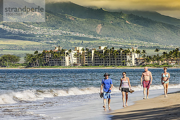Kondos am Strand und die Berge von West Maui bilden eine Kulisse für Strandspaziergänge auf Süd-Maui; Maui  Hawaii  Vereinigte Staaten von Amerika