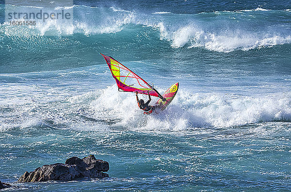 Ein Windsurfer reitet auf den brechenden Wellen; Kihei  Maui  Hawaii  Vereinigte Staaten von Amerika