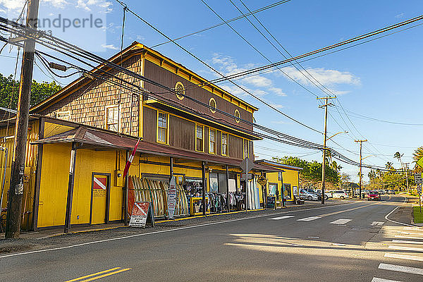 Surf-Stadt Haleiwa  mit einem leuchtend gelben Gebäude  in dem Surfbretter gemietet werden; Haleiwa  Oahu  Hawaii  Vereinigte Staaten von Amerika