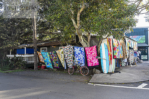 Traditionelle hawaiianische Souvenirs zum Verkauf  die an einem Straßenrand hängen; Haleiwa  Oahu  Hawaii  Vereinigte Staaten von Amerika