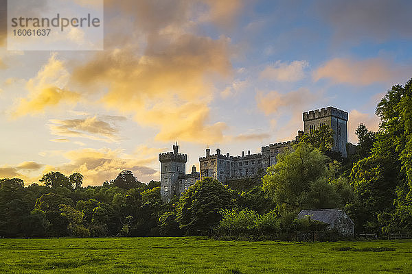 Schloss Lismore bei Sonnenaufgang mit einem episch dramatischen Himmel; Lismore  Grafschaft Waterford  Irland