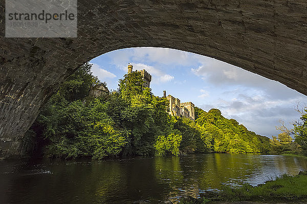 Ansicht der Burg Lismore und des Blackwater-Flusses unter einer alten Steinbrücke; Lismore  County Waterford  Irland