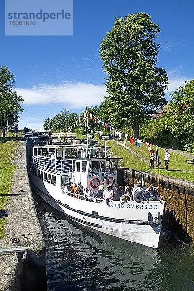 Das alte Passagierboot Kung Sverker in einer Schleuse auf dem Gota-Kanal bei Borenshult  Ostergotland  Schweden  Europa