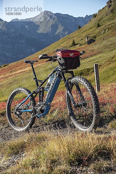 Mountainbike in herbstlich verfärbter Berglandschaft der Stubaier Alpen  Freizeitarena Bergeralm  Bikepark Tirol  Gries am Brenner  Tirol  Österreich  Europa