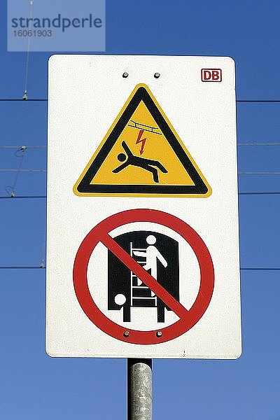 Schild Lebensgefahr Fahrdraht  Stromschlag  Klettern auf Bahn-Waggons verboten an einer Bahnanlage  Deutschland  Europa