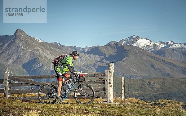 Mountainbiker  Ende 40  fährt mit eMTB auf Singletrail in herbstlich verfärbter Berglandschaft der Stubaier Alpen  Freizeitarena Bergeralm  Bikepark Tirol  Gries am Brenner  Tirol  Österreich  Europa