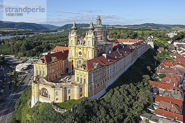 Stift Melk  Kloster  Benediktinerabtei  östereichischer Barock  erbaut 1702-1746  UNESCO Weltkulturerbe  hinten Fluss Donau  bei Melk  Wachau  Niederöstereich  Östereich