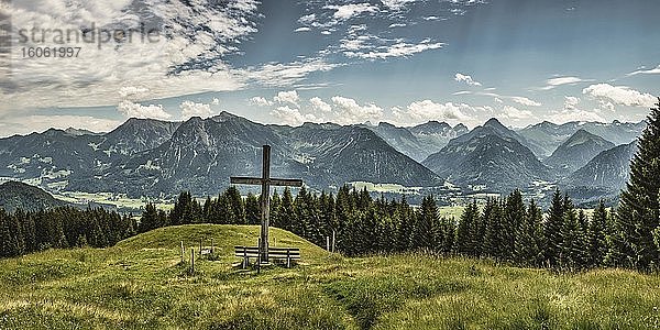 Gipfelkreuz auf dem Geißberg  1372m  bei Oberstdorf  Allgäuer Alpen  Oberallgäu  Bayern  Deutschland  Europa