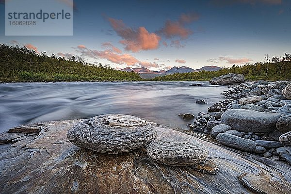 Zwei runde Steine liegen am Flussufer im Abendlicht  Abisko Nationalpark  Lappland  Björkliden  Norrbottens län  Schweden  Europa