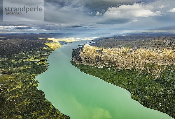 Luftaufnahme  grüner See im Sarek Nationalpark  Sitojaure  Laponia  UNESCO Schutzgebiet  Gällivare  Norrbottens län  Schweden  Europa