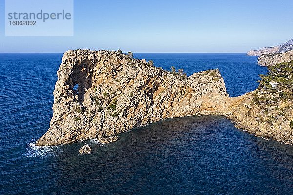Halbinsel Sa Foradada mit Felsloch  bei Deia  Serra de Tramuntana  Drohnenaufnahme  Mallorca  Balearen  Spanien  Europa